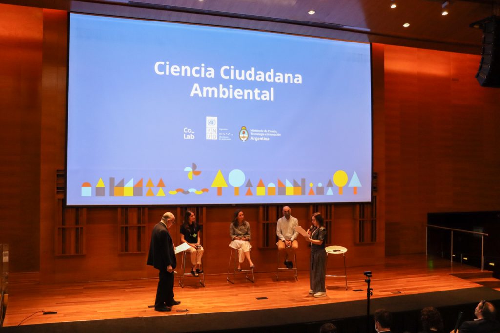 Soledad Ceccarelli presentando GeoVin en el Centro Cultural de la Ciencia